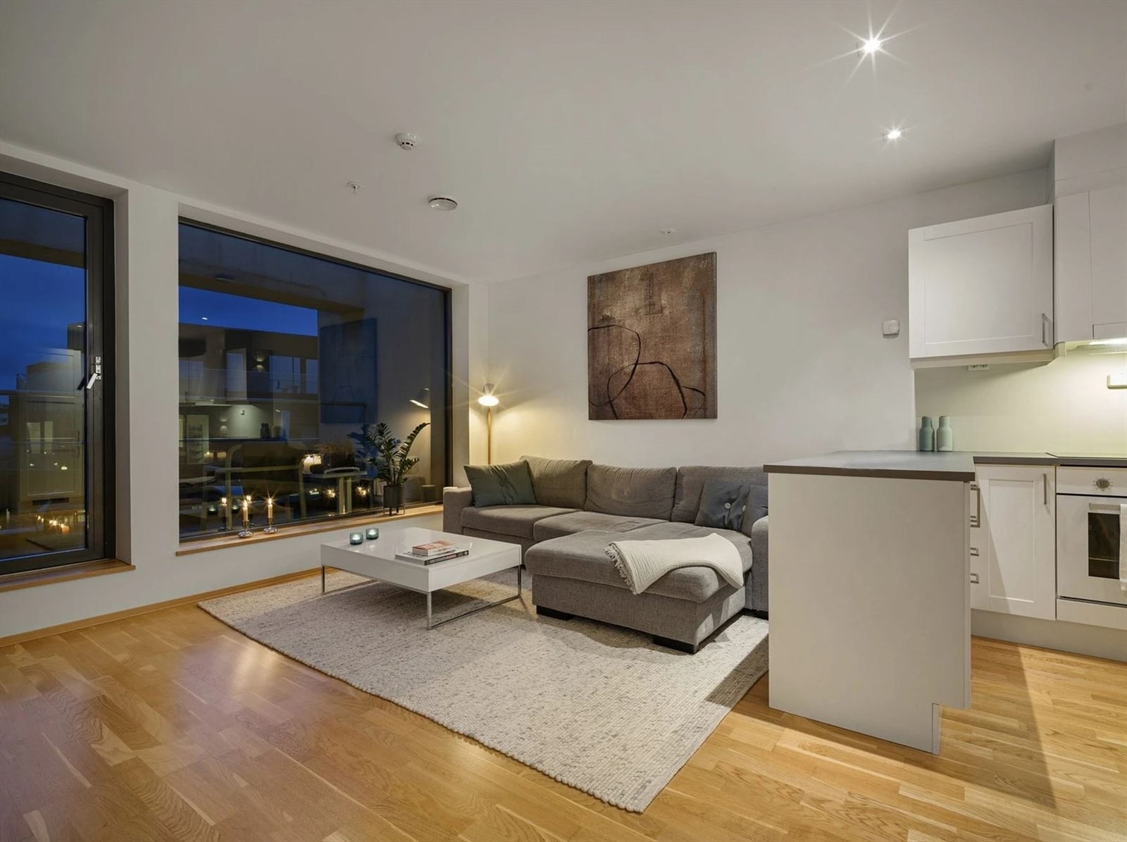 Åpen stue- og kjøkkenløsning med flott utsyn til byen. Galleribilde