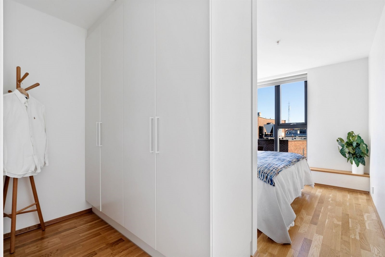 Praktisk garderobeløsning med hvite skap på det største soverommet. God plass til oppbevaring. Galleribilde