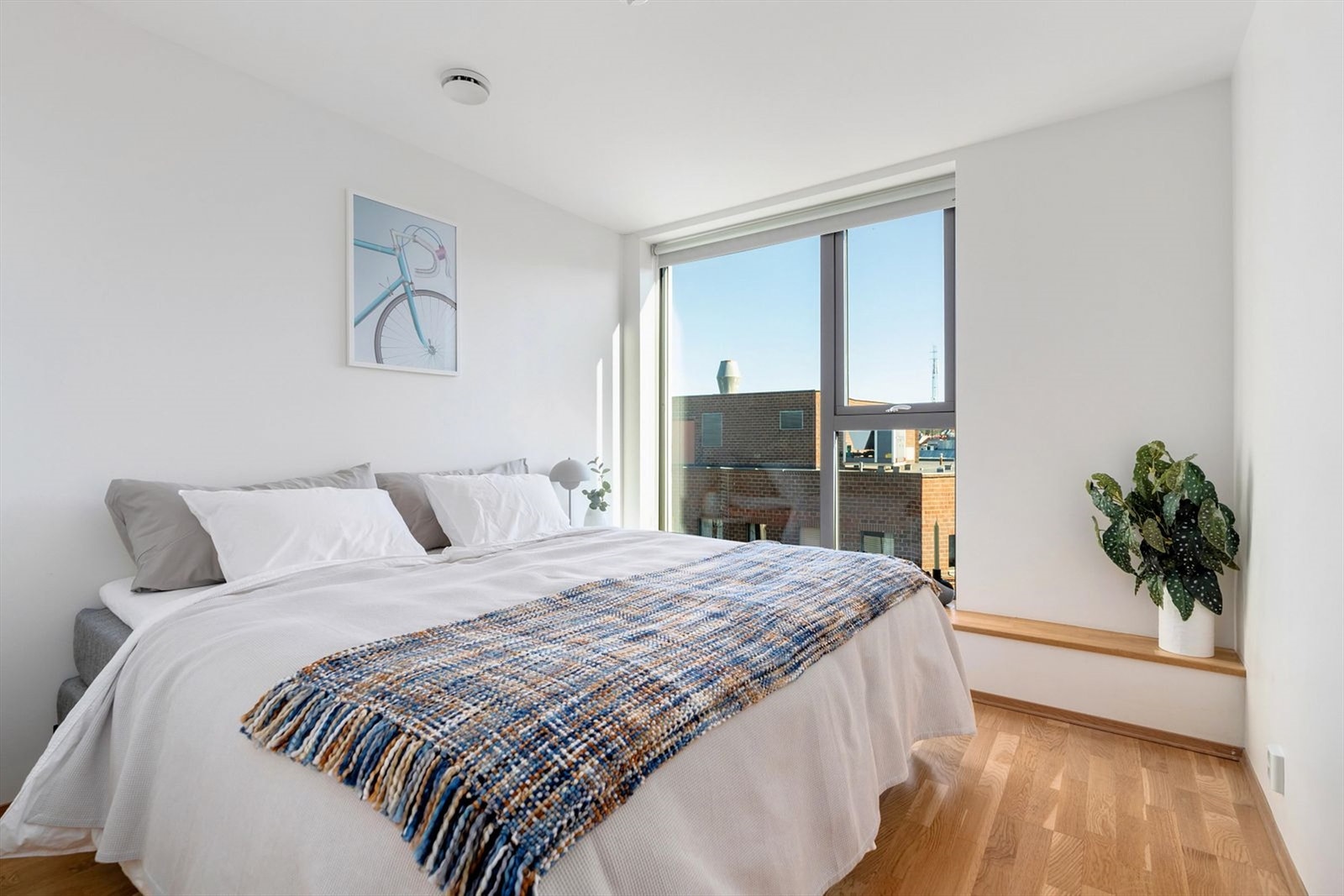 Soverom #1 har god plass til en dobbeltseng, og flott utsyn mot byen. Galleribilde