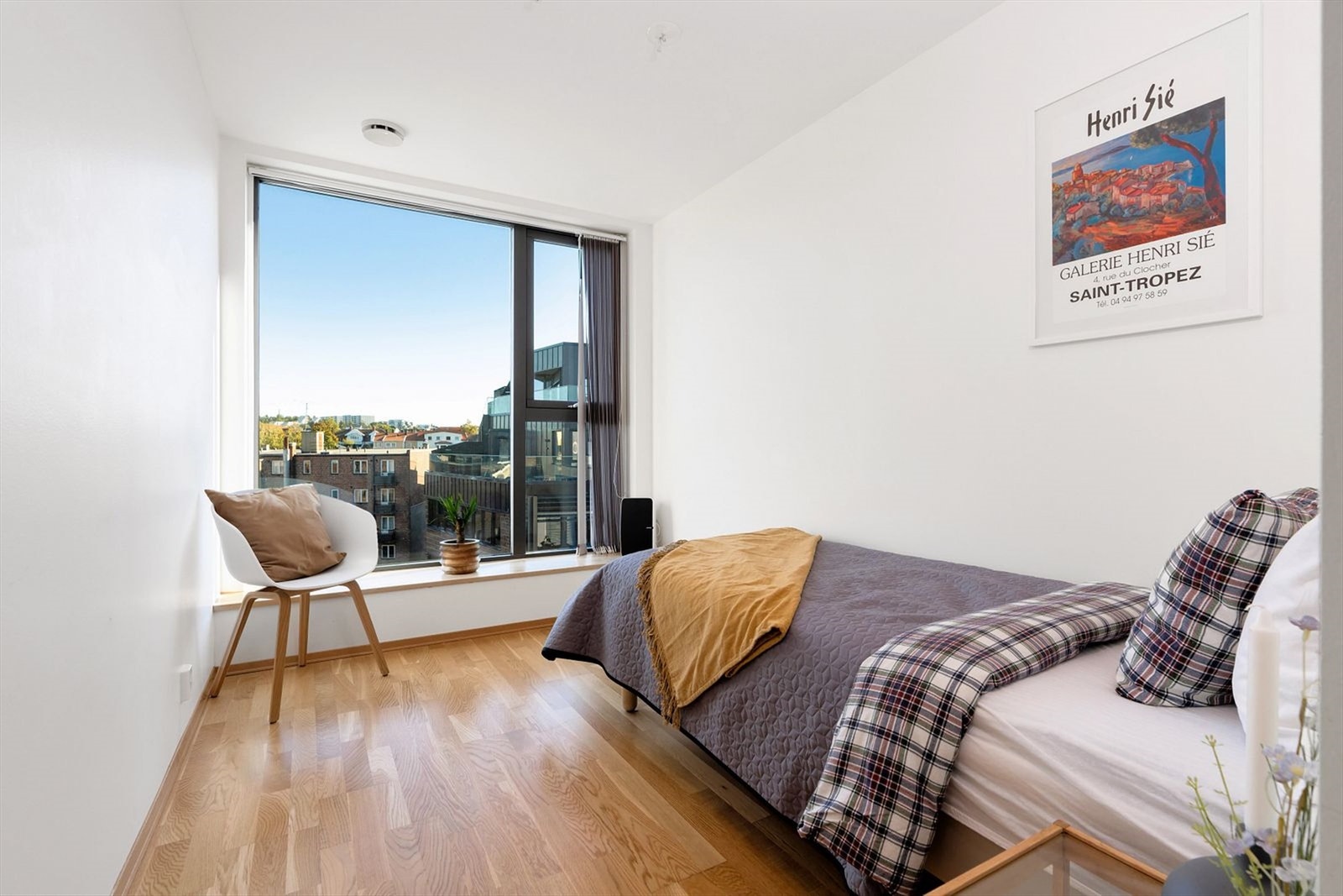 Soverom #2 har store vindusflater som gir et flott utsyn mot byen. Galleribilde