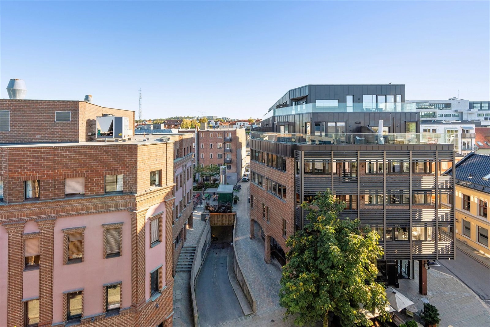 Byutsikt med variert arkitektur i tegl og glass. Fra leiligheten er det kort vei til alle byens fasiliteter. Galleribilde