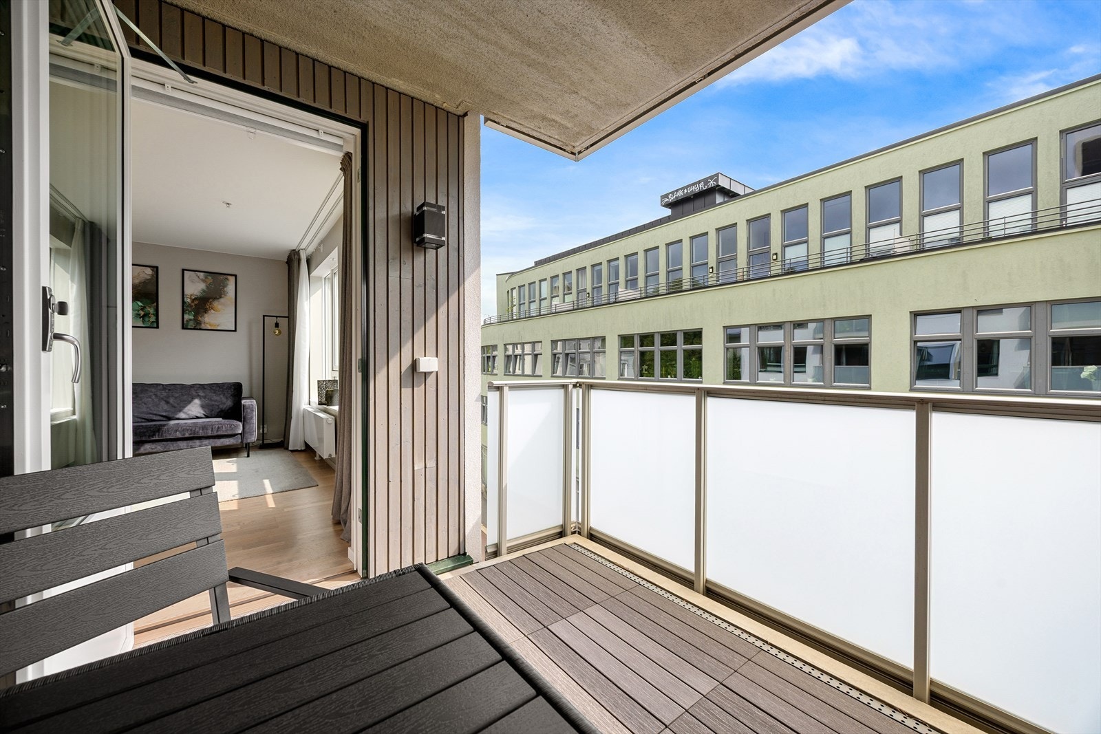Balkongen ligger orientert mot sydøst og gir flere gode soltimer gjennom dagen. Galleribilde