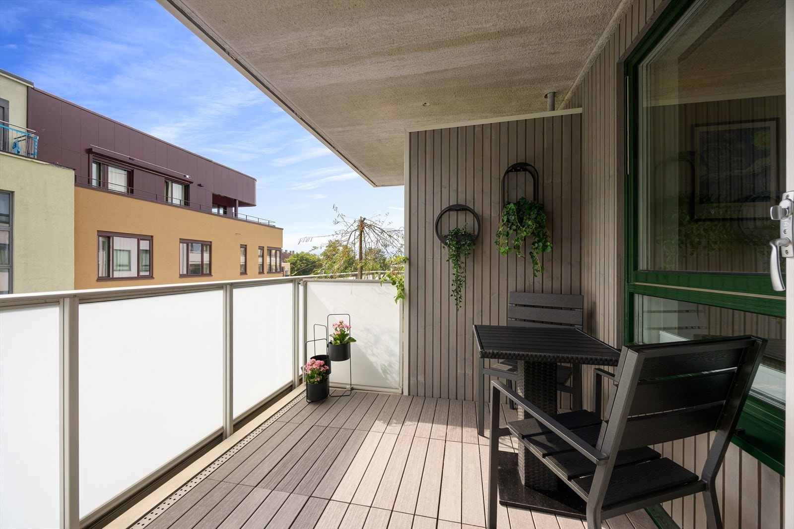 Leiligheten ligger i et moderne bygg fra 2021 med fine fasiliteter som bl.a. romslig balkong, heis og stor felles takterrasse. Galleribilde