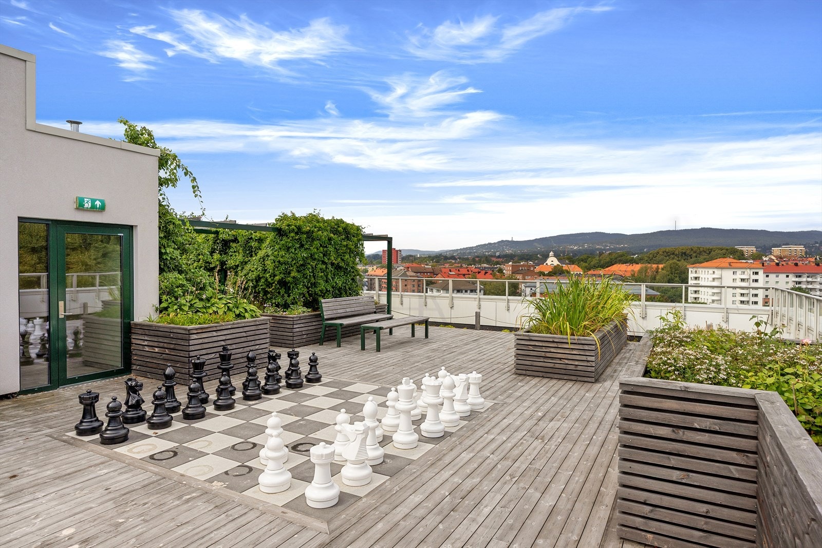Velkommen opp til sameiets felles takterrasse - et frodig og hyggelig uteområde til glede for byggets beboere. Galleribilde