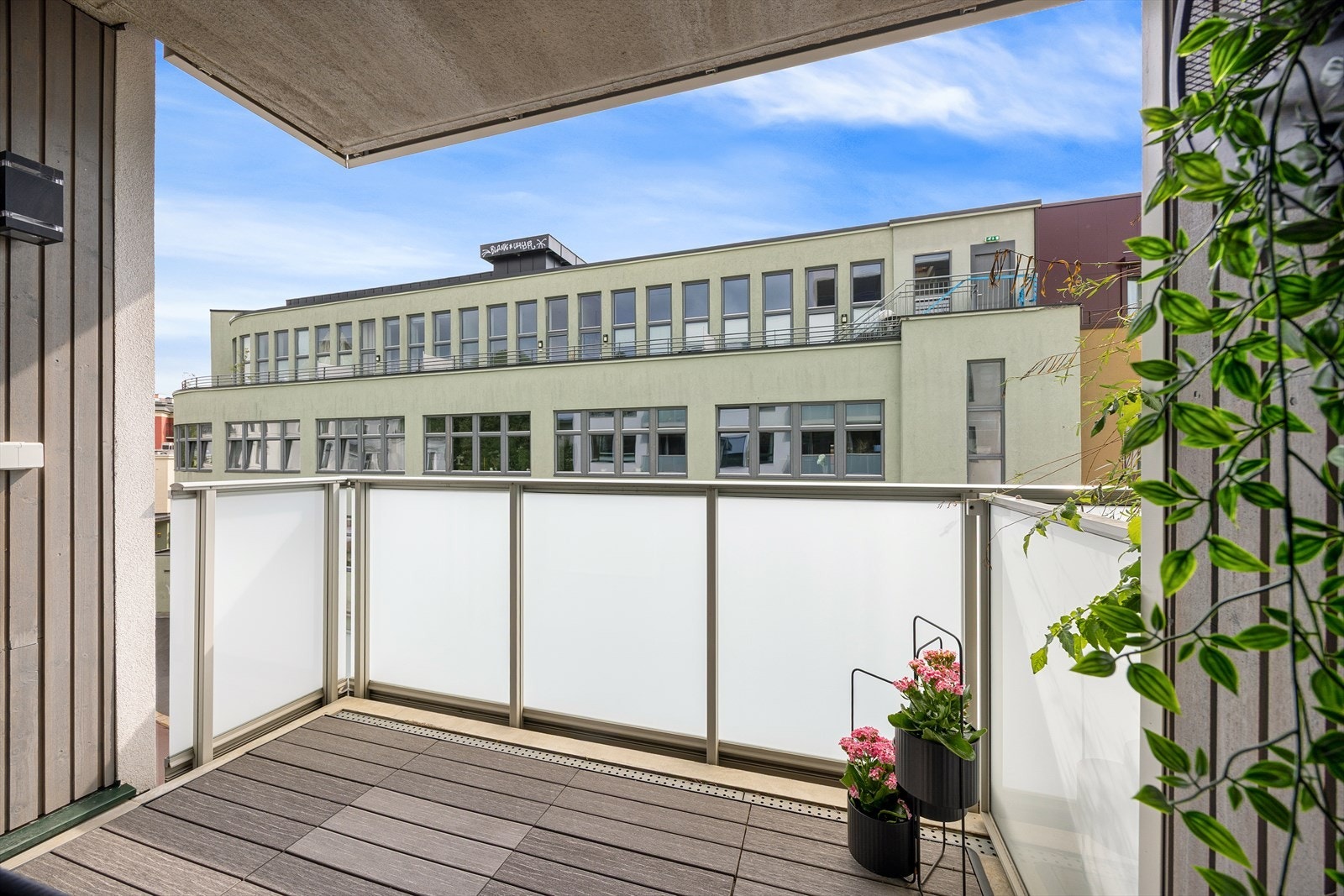 Balkongen måler 6 kvm og gir god plass til sittegruppe, grill og planter. Galleribilde