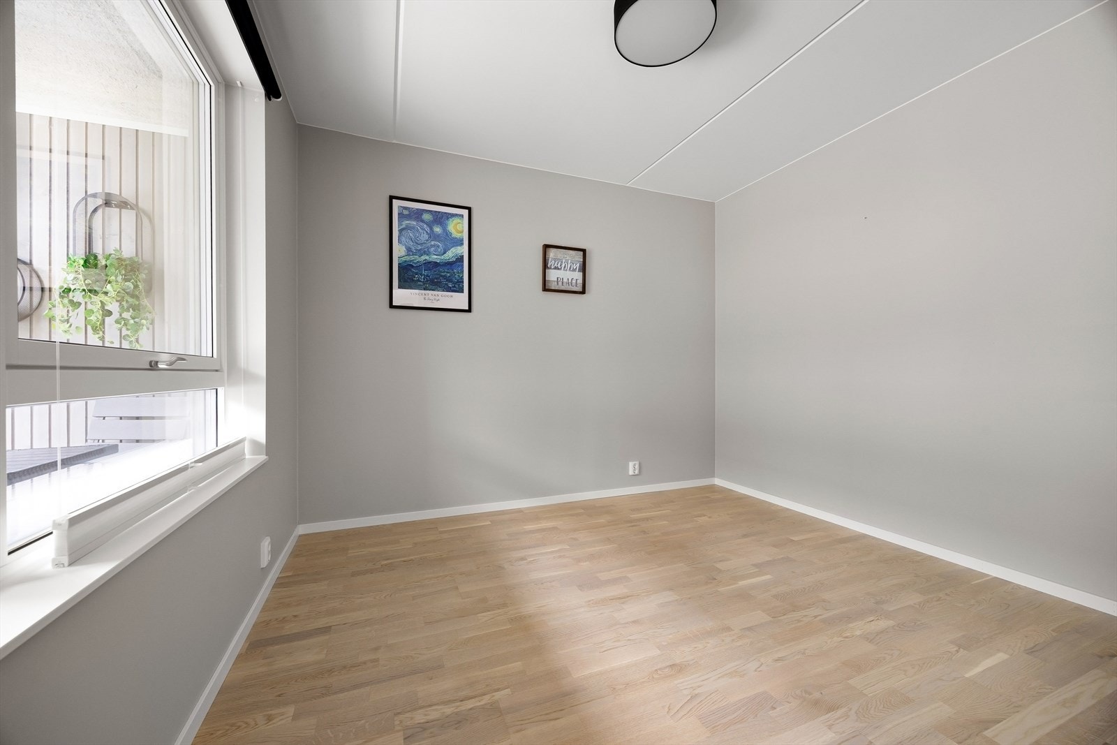 Stort soverom med god plass til dobbeltseng, nattbord og garderobeskap. Galleribilde