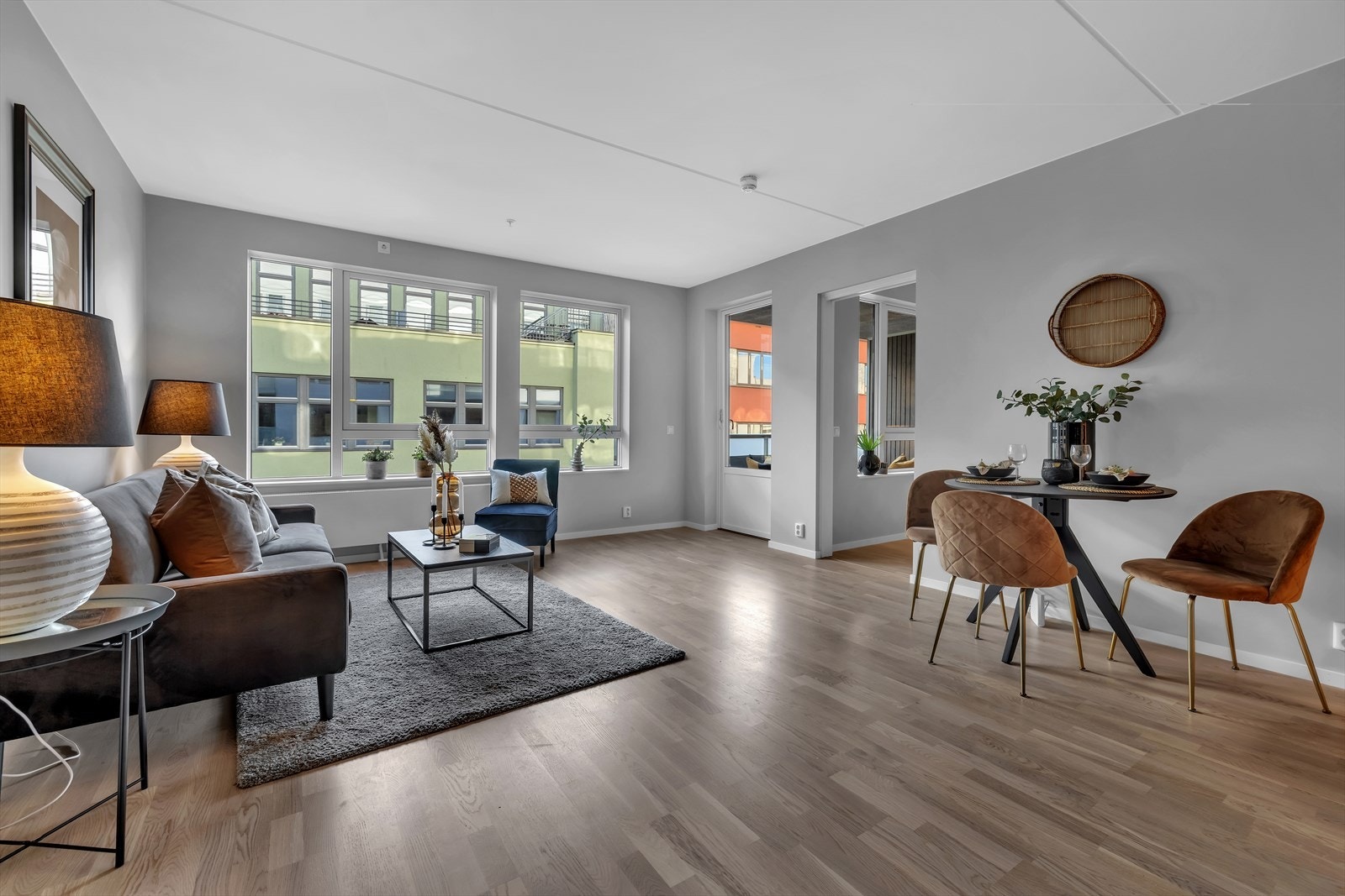 God plass til sofagruppe og spisebord. Galleribilde