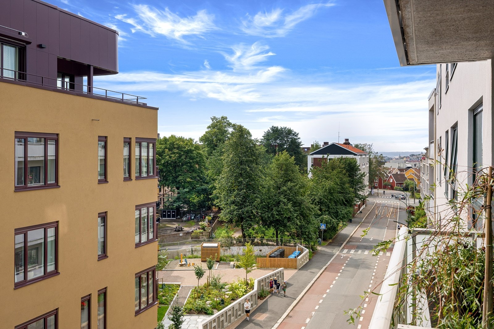 Fra balkongen er det hyggelig utsyn over nabolaget. Galleribilde