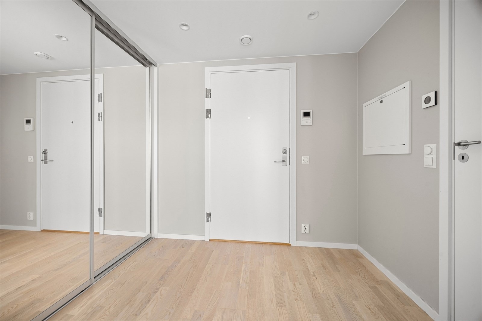 Innbydende entré med parkett, downlights i tak og dørcalling. Galleribilde