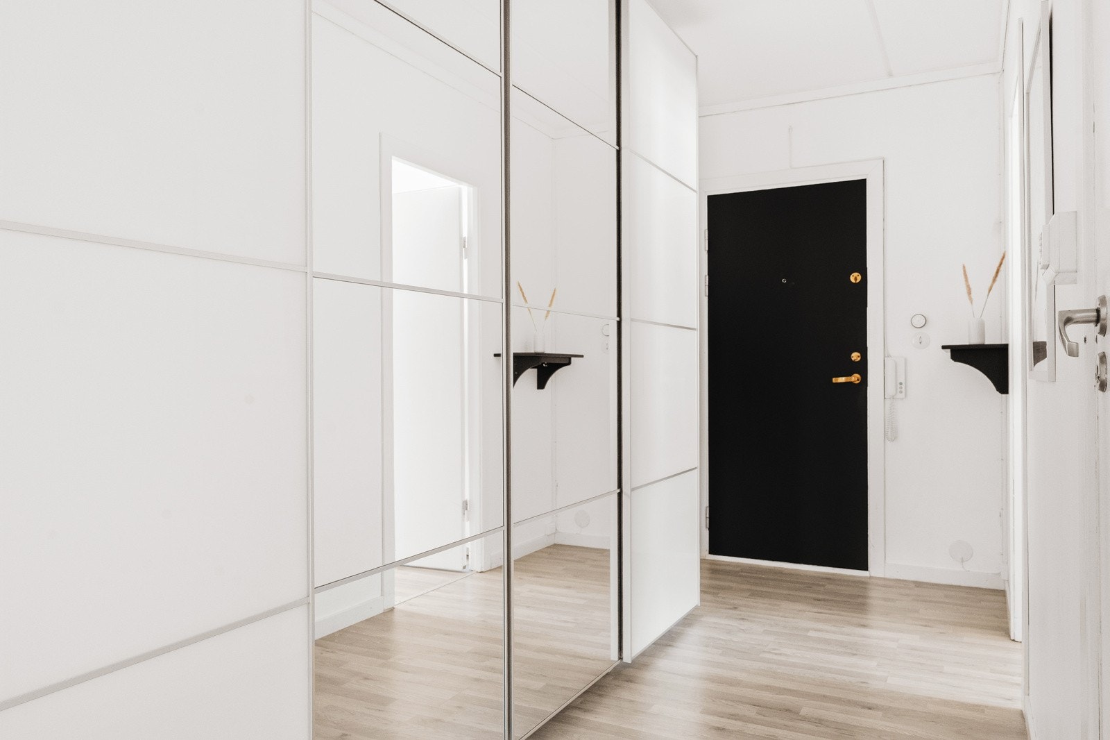Rett ved inngangsdøren er det callinganlegg og god plass til oppheng. Galleribilde