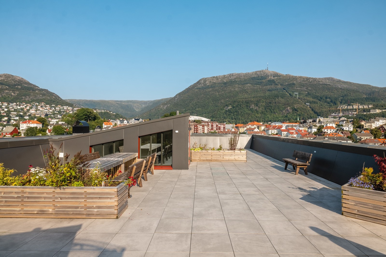 Leiligheten har også kort vei opp til en felles solrik takterrasse med panoramautsikt mot de syv fjell. Galleribilde