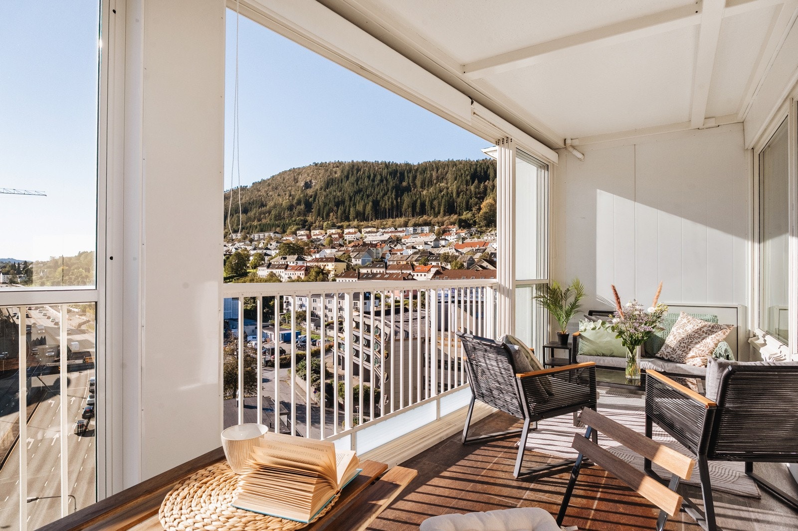 Fra stuen er det utgang til den romslige vinterhagen som fungerer som en forlengelse av stuen. Galleribilde