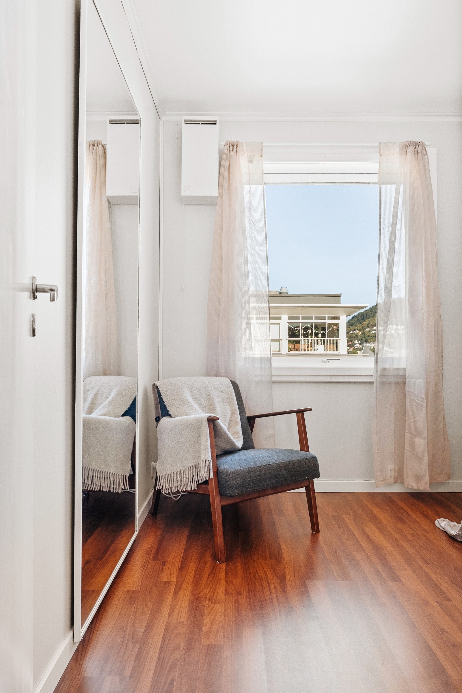 På soverommet er det også en romslig walkin-closet løsning som er dekket med et skyvedørsspeil. Galleribilde