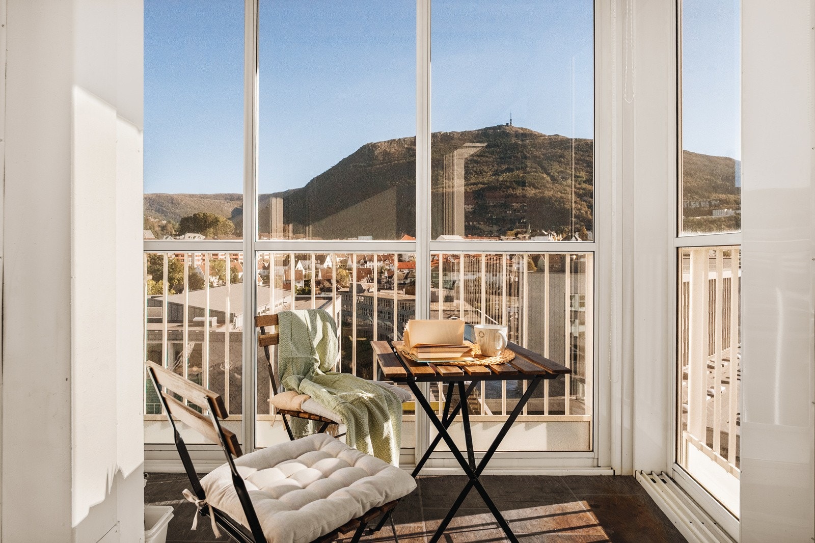 Her er det god plass til å samle venner til grilling til en nydelig utsikt i hvilket som helst vær. Galleribilde