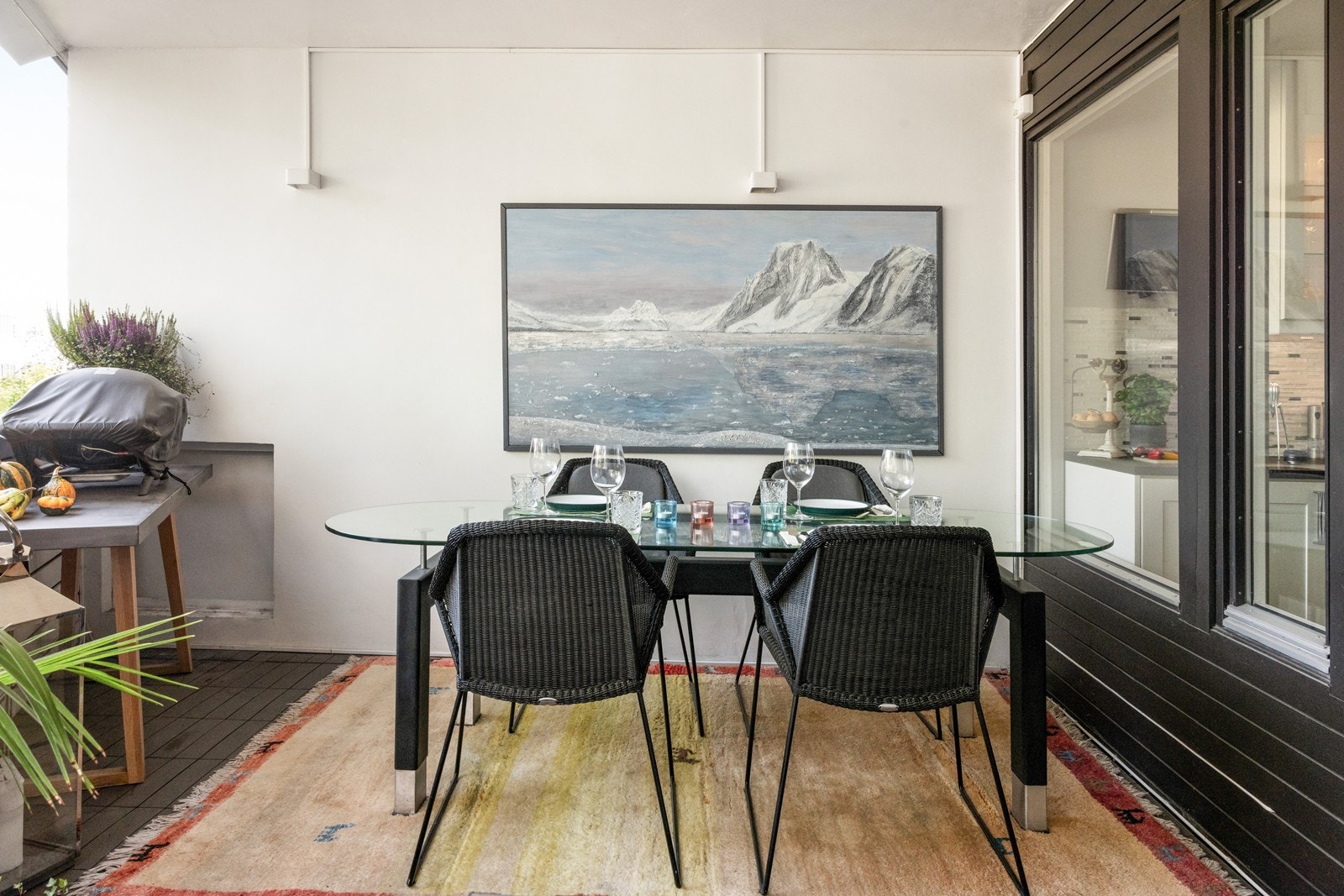 Spiseplass med mulighet for mange gjester ute på den store balkongen Galleribilde