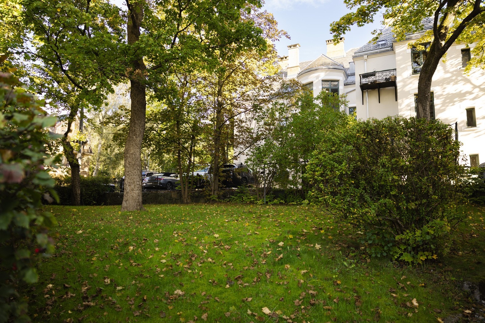 Stor hage tilhørende sameiet på siden av gården Galleribilde