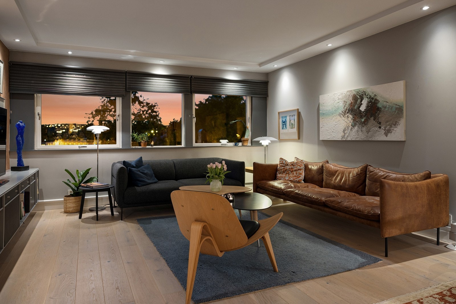 Pent lyssatt med downlights, samt store vindusflater på to sider Galleribilde