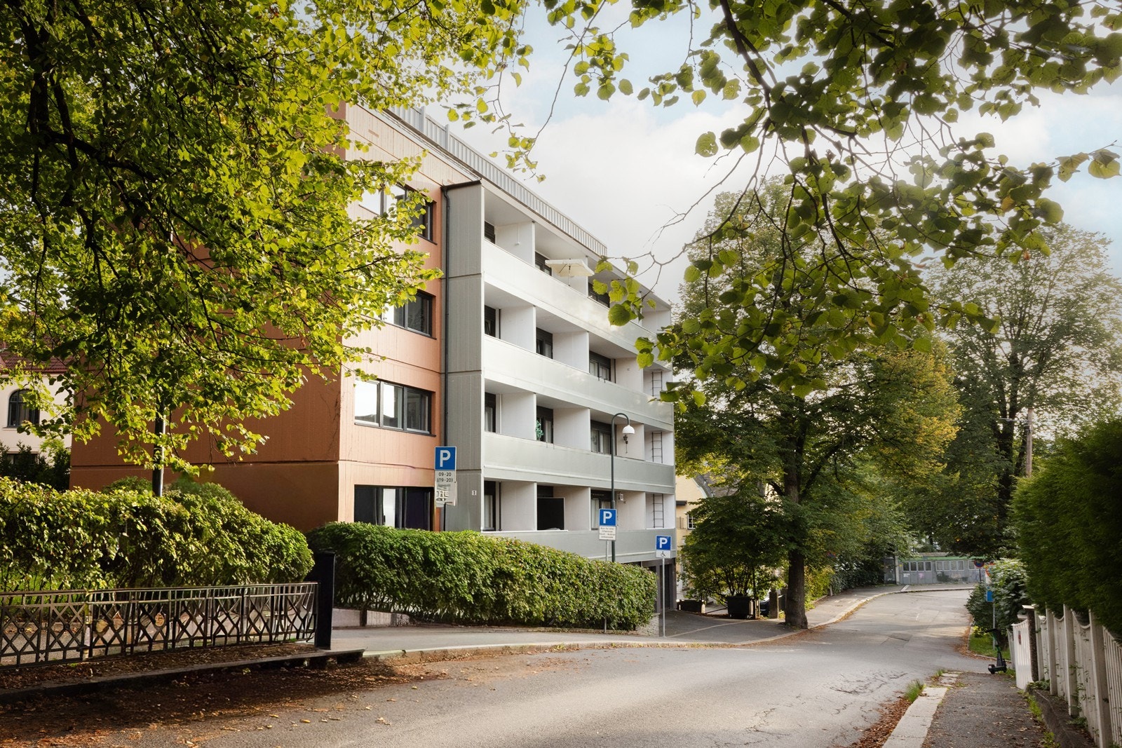 Godt vedlikeholdt bygård på hjørnet av Frøyas gate / Magnus Barfods gate Galleribilde