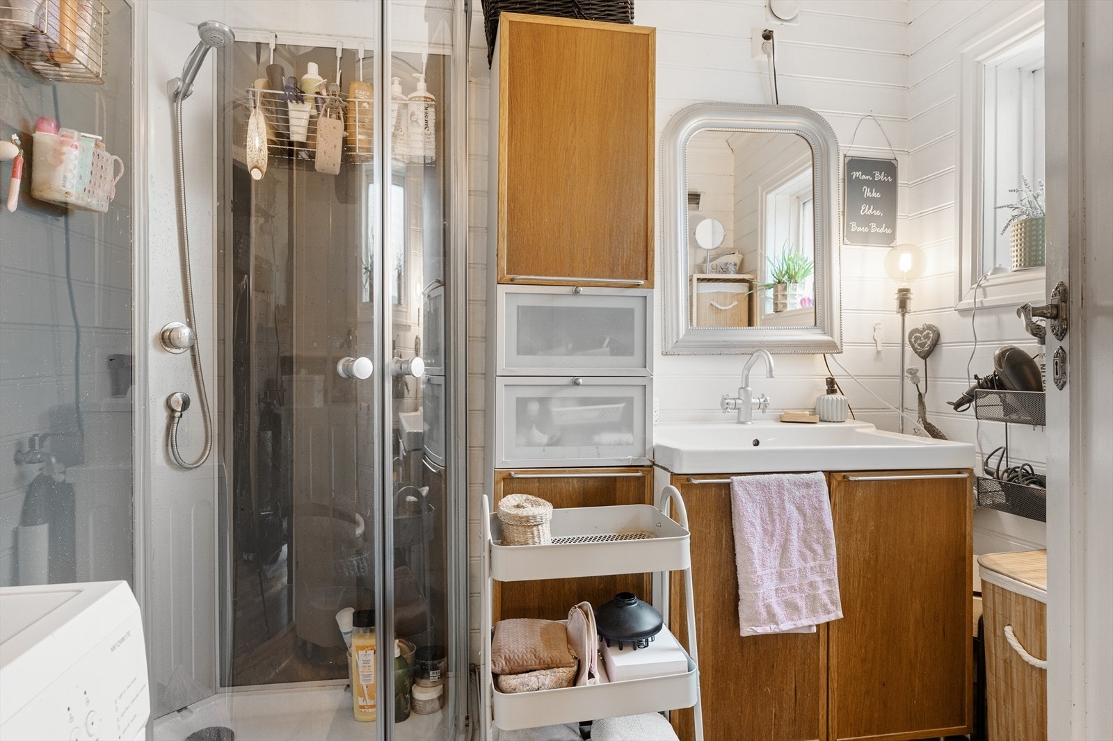 Eldre bad med enkel/lav standard - badet har også opplegg for vaskemaskin Galleribilde