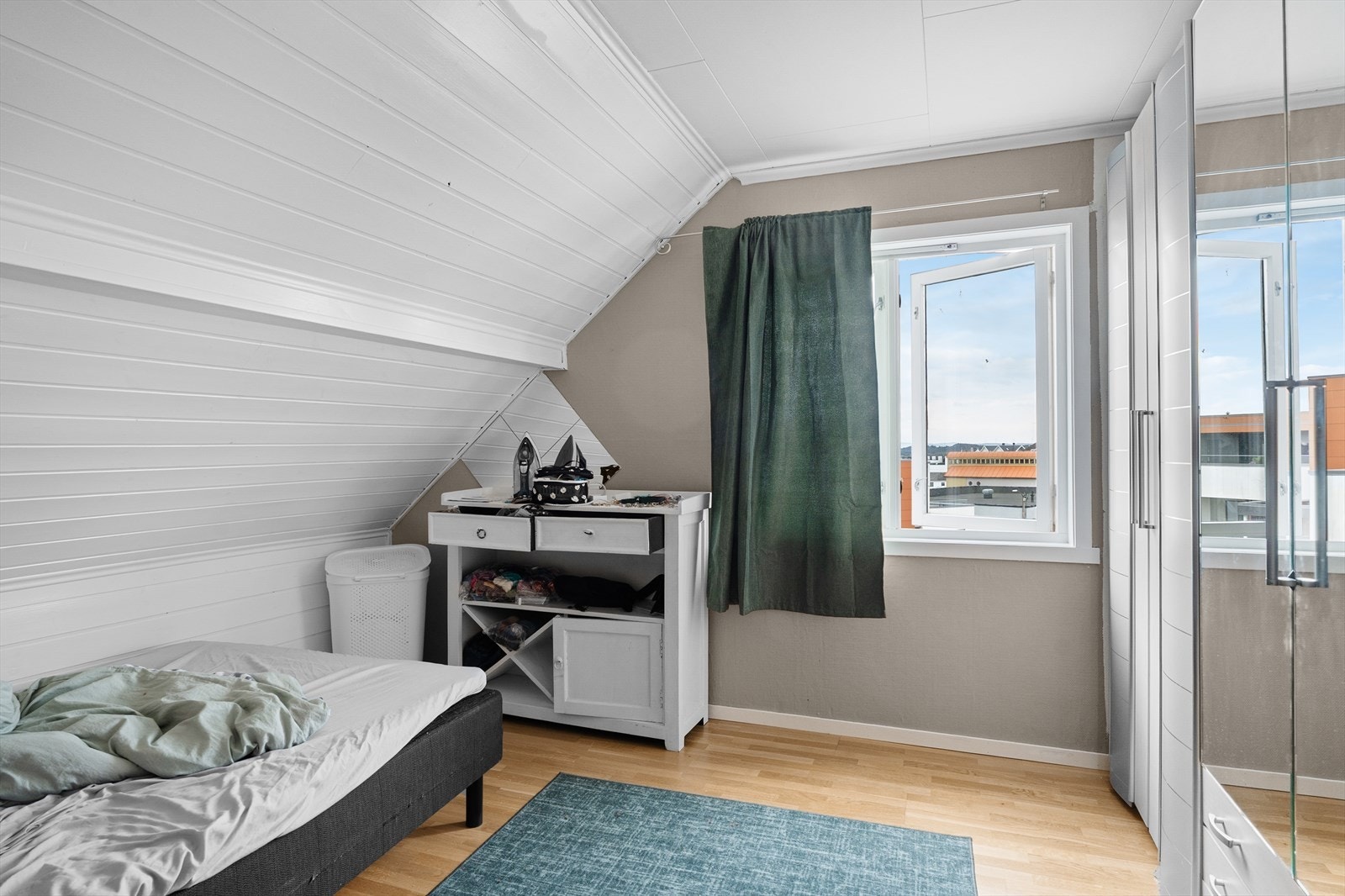 Pent soverom med plass til seng og garderobeløsning Galleribilde