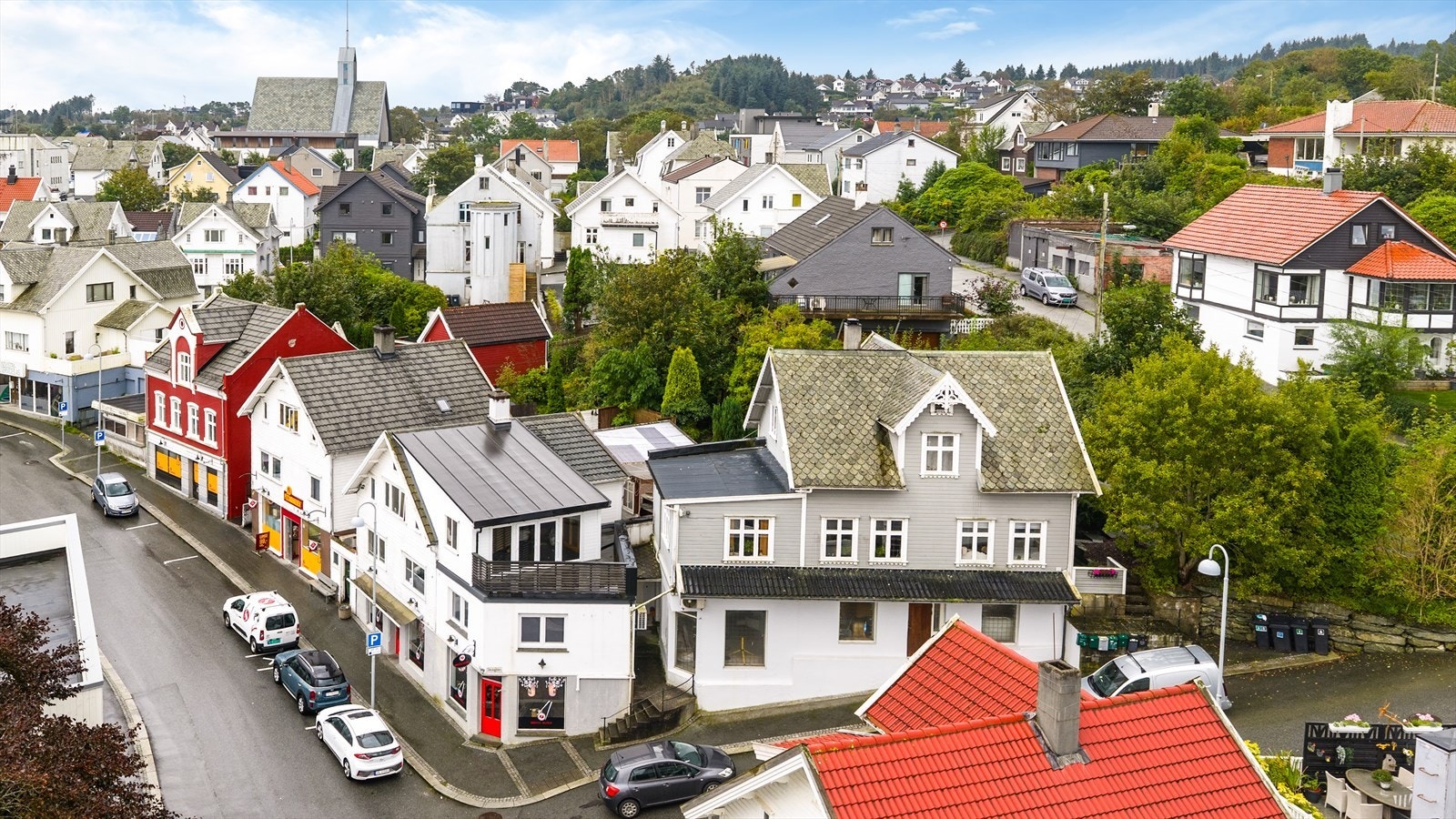 Boligen er innredet med to boenheter i 1. og 2. etasje (boenhet i 2. etasje er ikke omsøkt/godkjent) Galleribilde