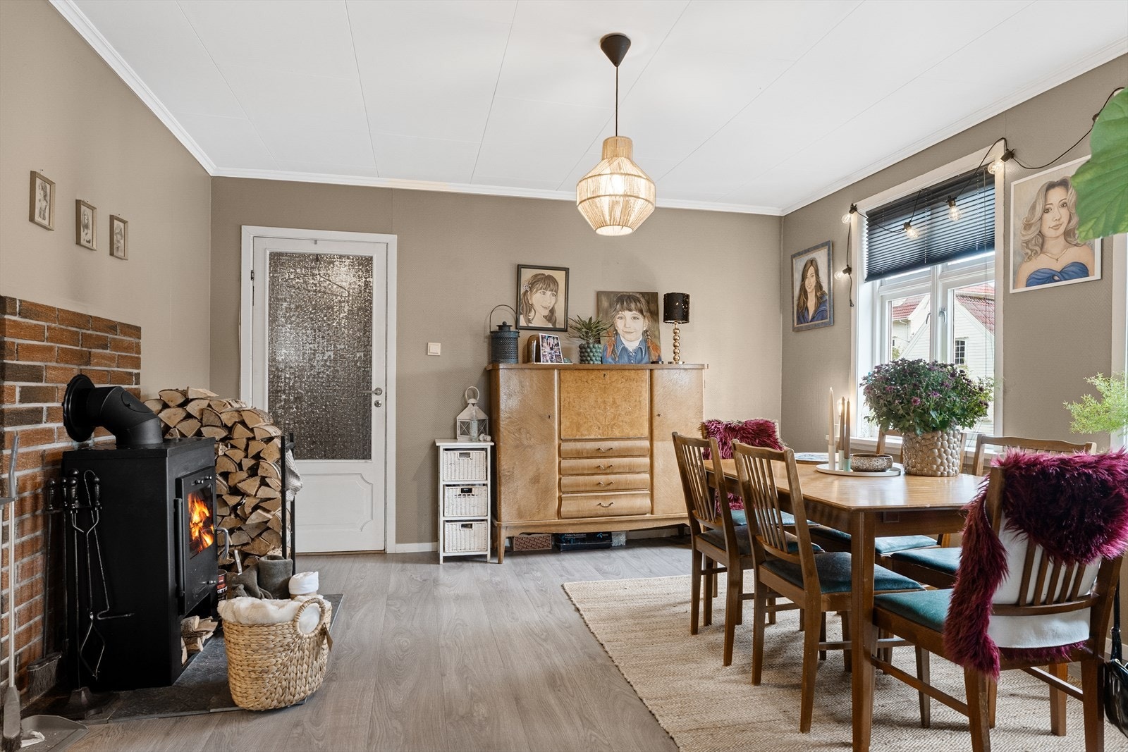 Det er lagt nytt gulv og malt veggene i begge stuene i 2022 Galleribilde