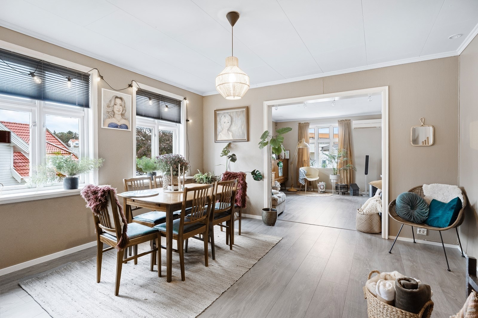God plass til stor spisegruppe hvor du kan samle venner og familie til et bedre måltid Galleribilde