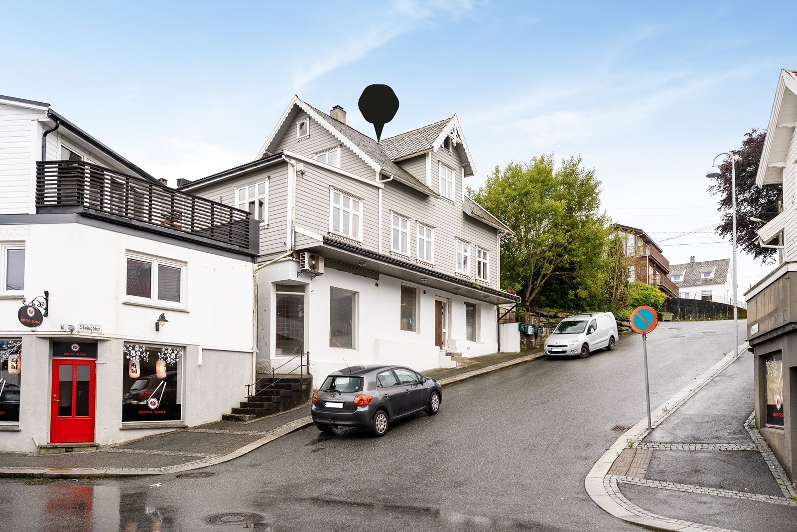Det meste av boligens kjelleretasje er opprinnelig godkjent som butikk og bakeri - i dag er dette arealet grovkjeller/lagringsplass, men bruksendring er ikke omsøkt/godkjent av kommunen Galleribilde