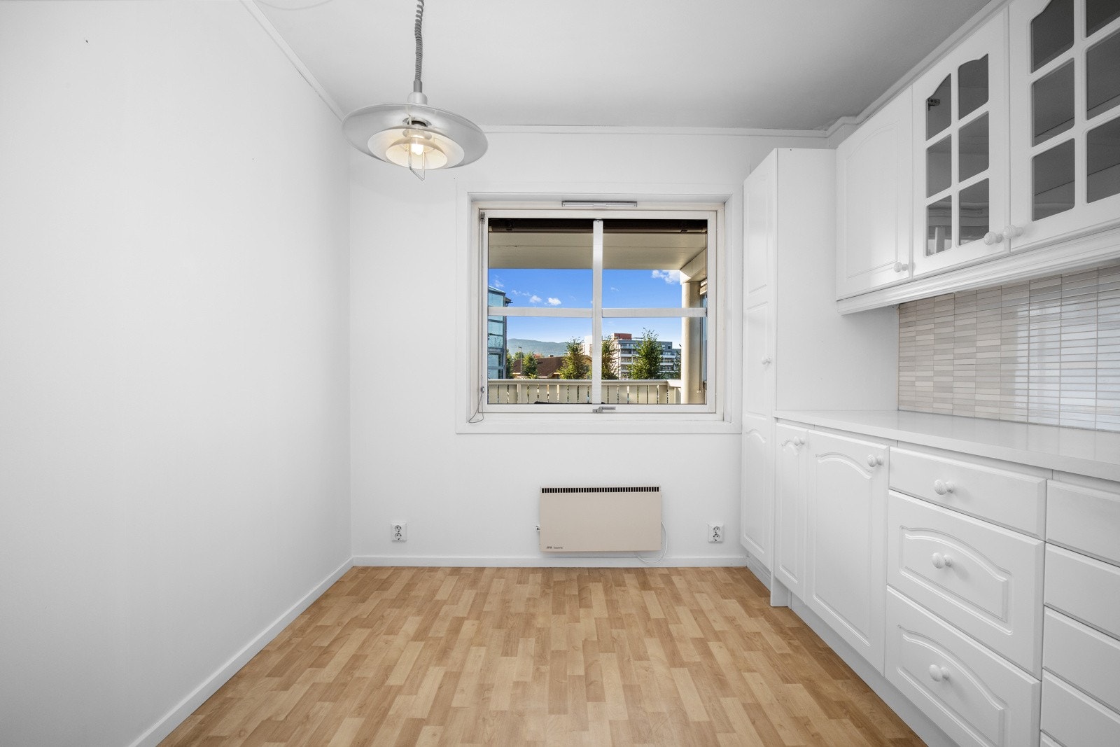 Eget vindu på kjøkken gir godt med lys inn i rommet. Galleribilde