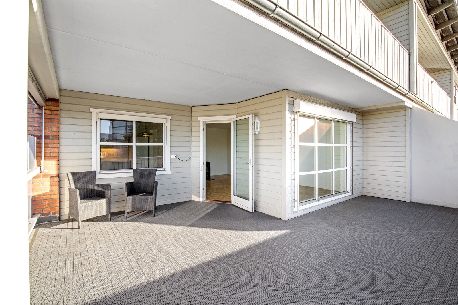 Her kan man sitte skjermet for vær og vind. Galleribilde