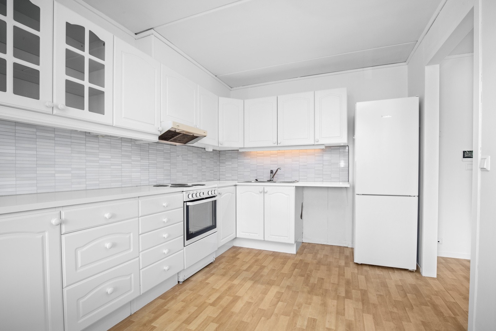 Kjøkken med god skap og benkeplass. Galleribilde