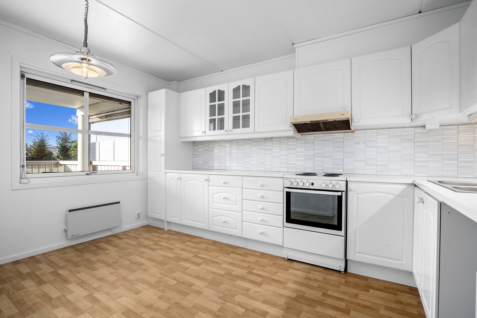 Kjøkken med profilert innredning. Galleribilde