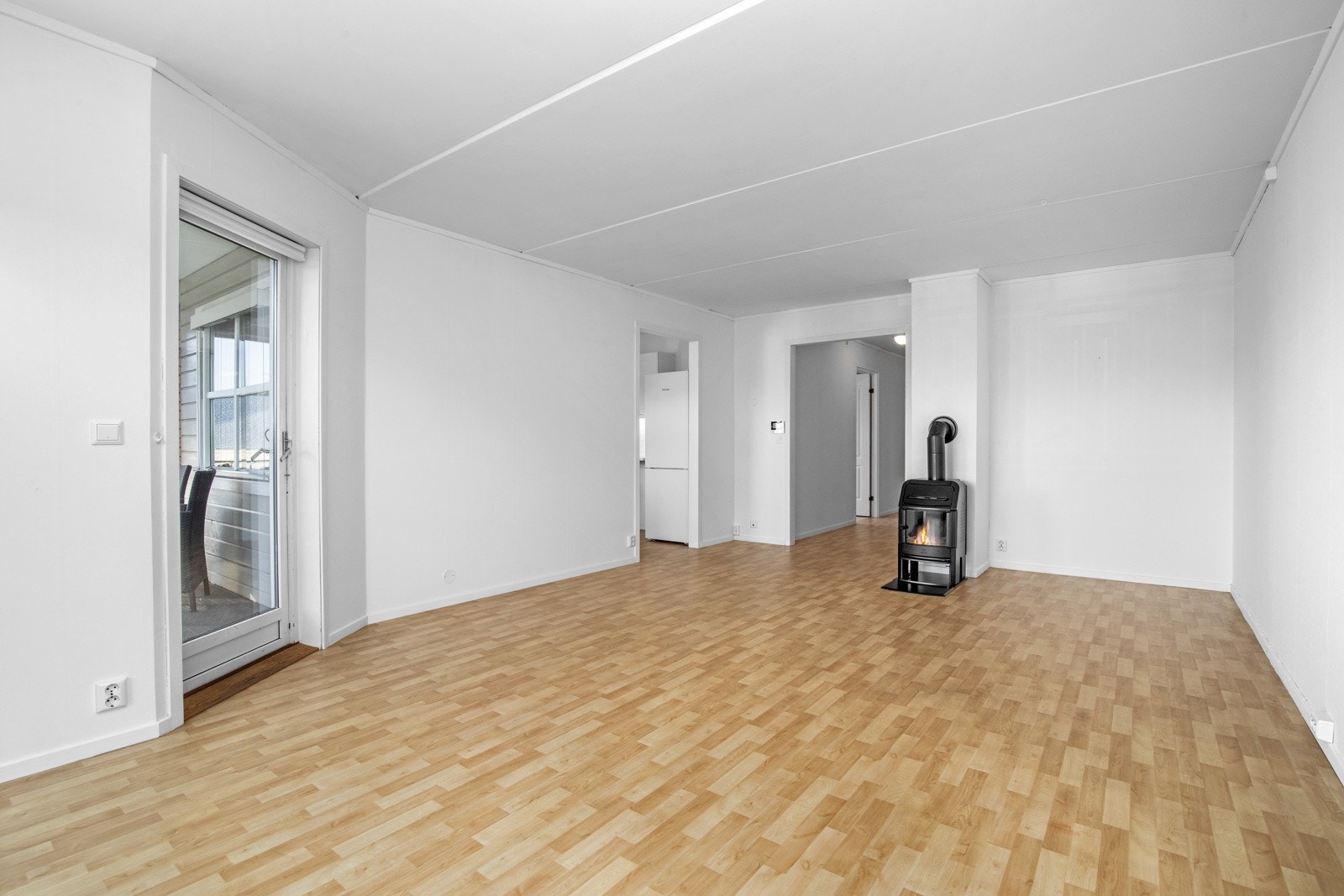 Det er montert peis, denne gir både varme og hygge. Galleribilde