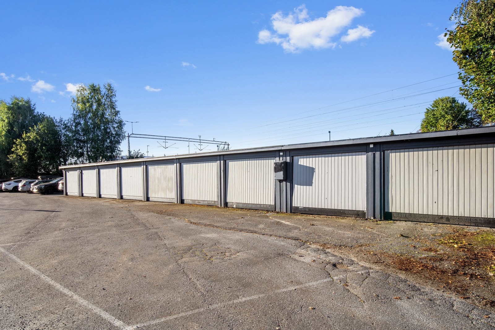 Garasjeplass i rekke. Disse står på kommunal grunn etter avtale. Galleribilde