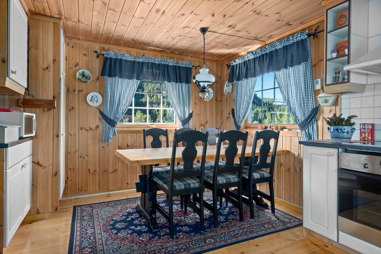 Romslig kjøkken med god plass til spisestue Galleribilde