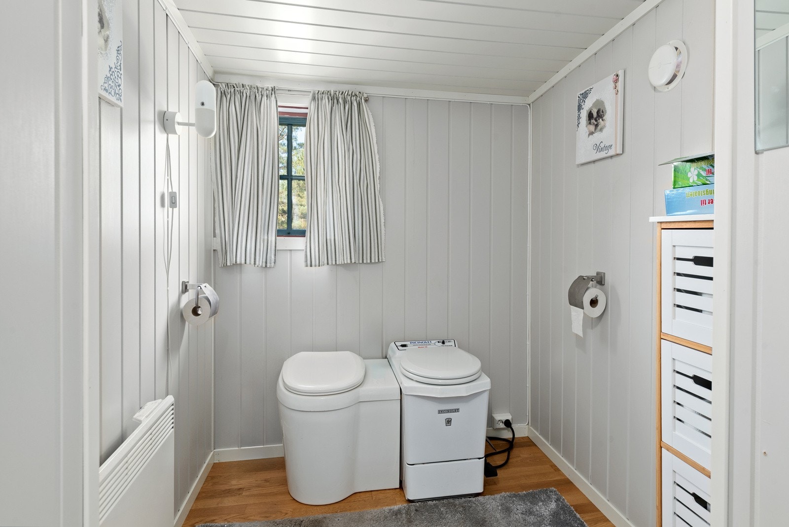 Toalettrom med forbrenningstoalett og pissoar med sandgrøft Galleribilde