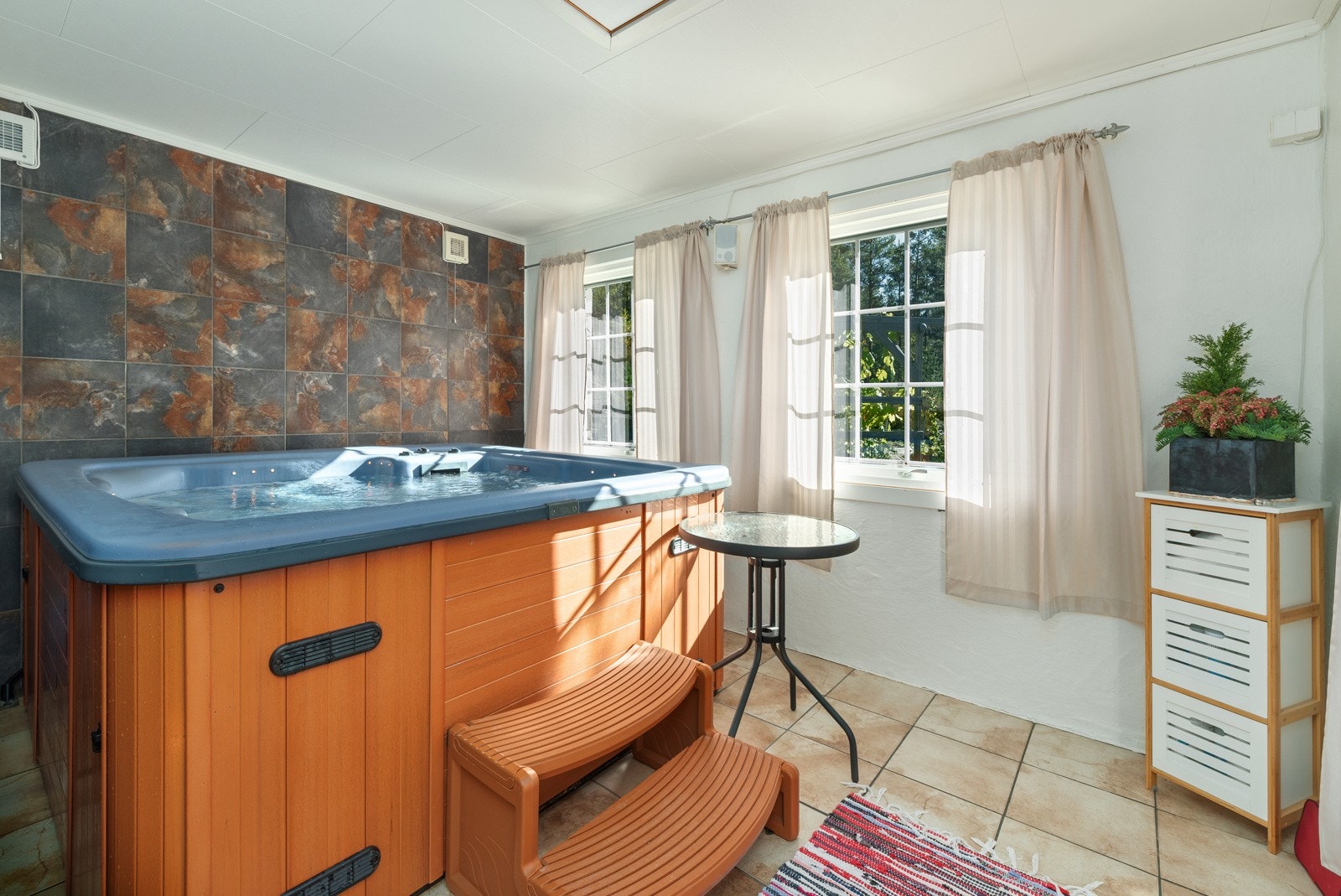 Tilbygd peisstue. Her med jacuzzi Galleribilde