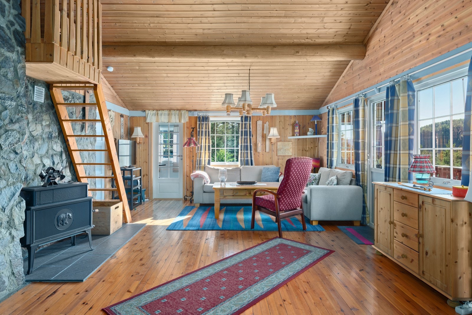 Fra stuen er det trapp opp til hems. Vedovn i stuen Galleribilde