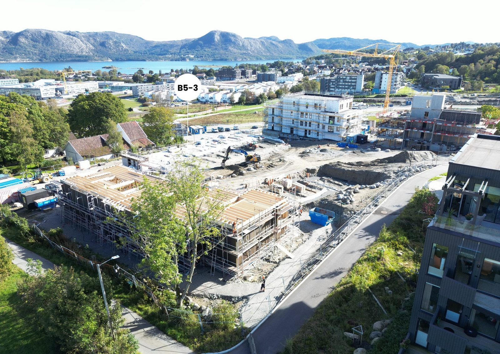 Attraktiv beliggenhet i utviklingsområdet Jåtun - kort vei til natur, by, skole, barnehage og kommende Bussvei og nærbutikk. Galleribilde