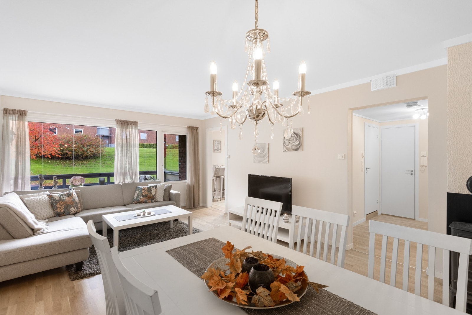 Meger delikat og lys stue med plass til både sofa og spisestue Galleribilde