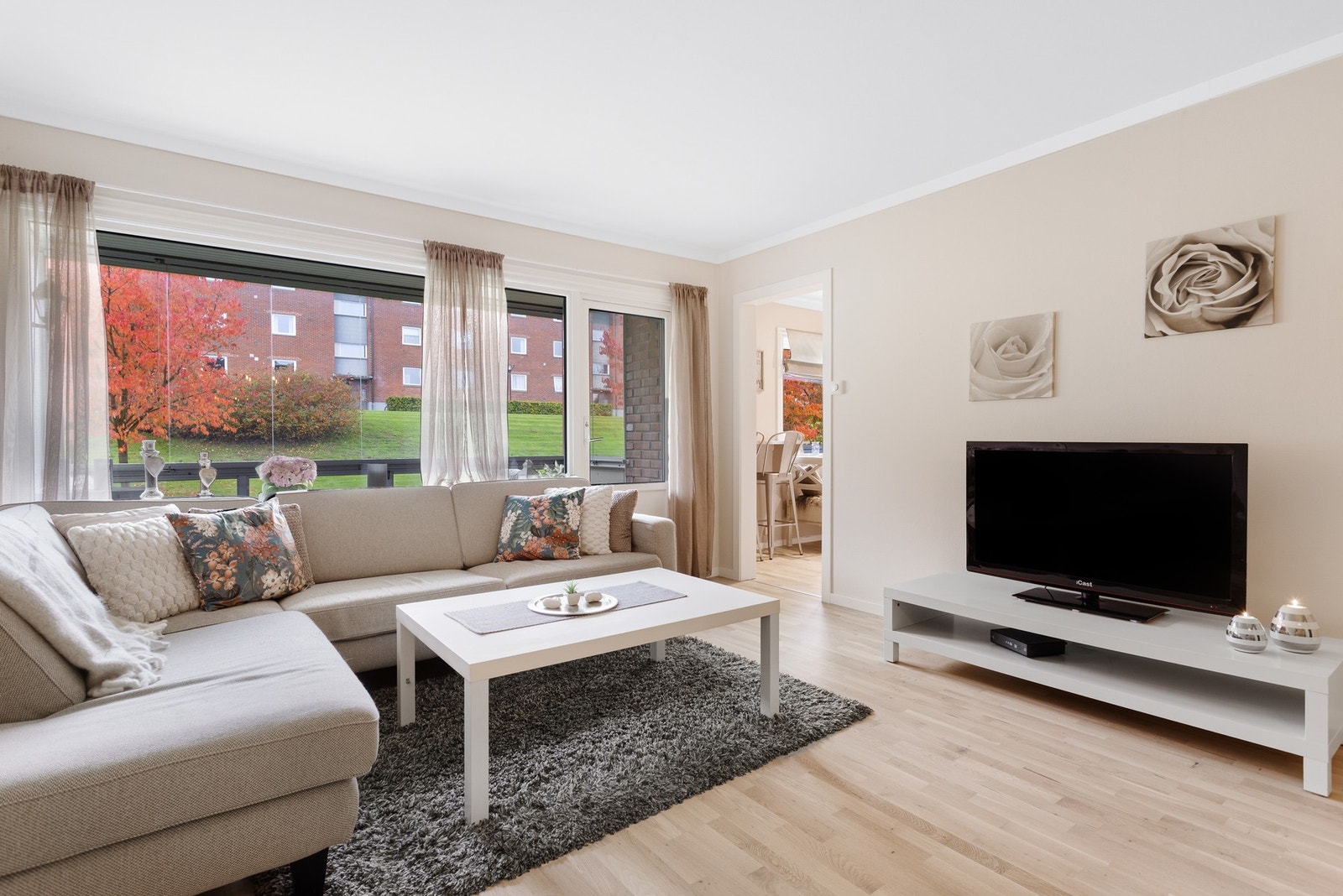 Fra stuen er det utgang til en innglasset balkong, som utvider bruksområdet og gir et hyggelig tillegg til oppholdsarealet. Galleribilde