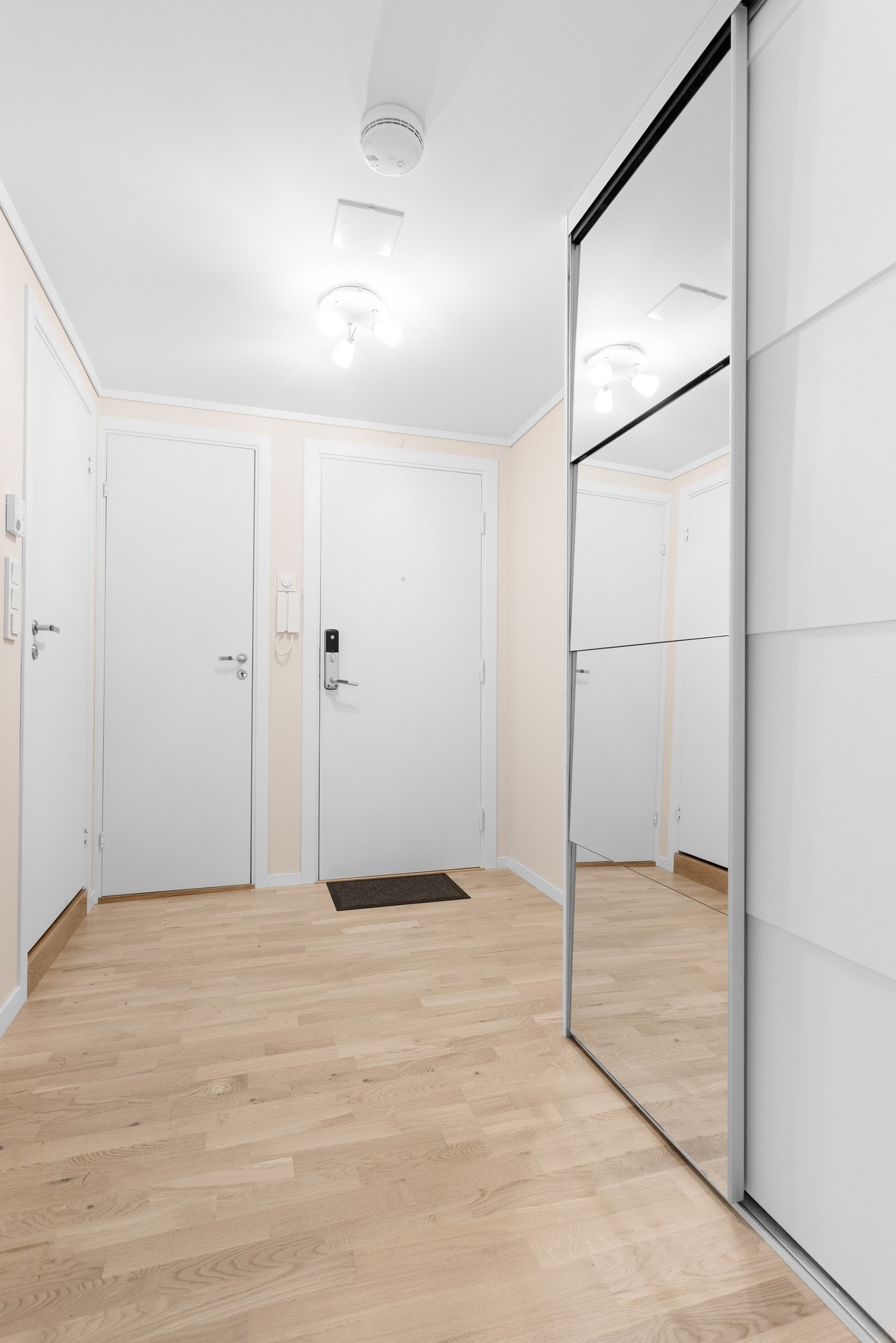 Velkommen inn!
Det er en romslig garderobe i entreen Galleribilde