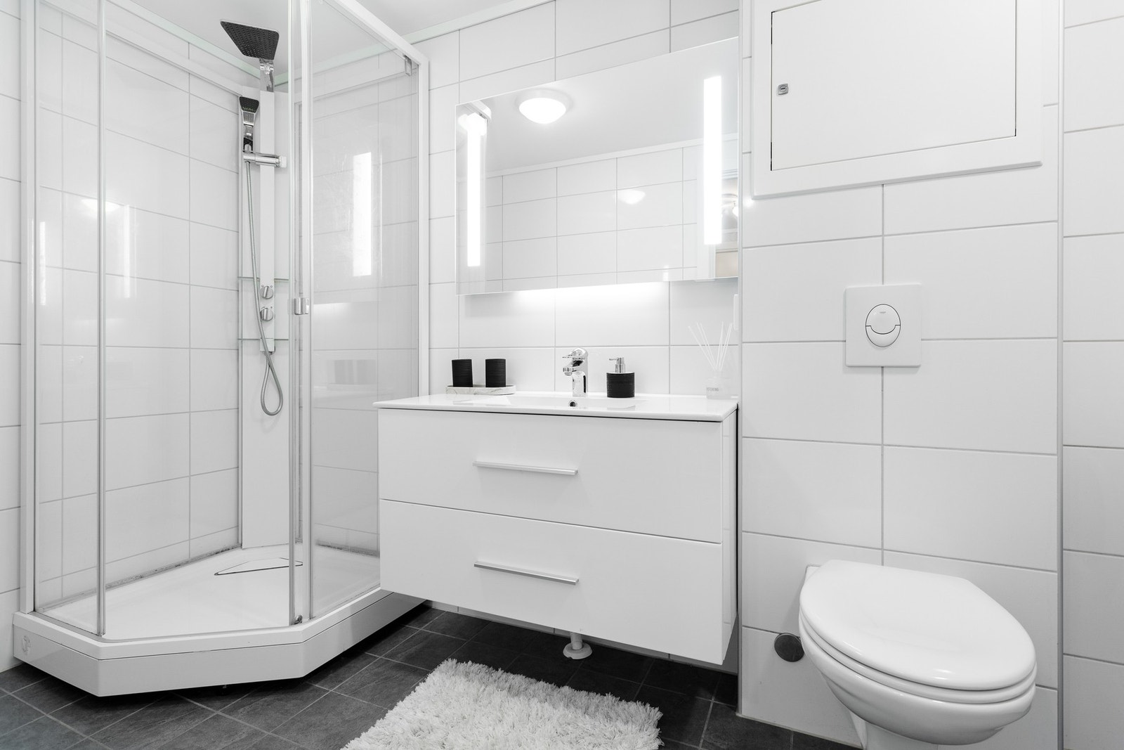 Badet er flislagt på både gulv og vegger, med malte flater i taket og pusset opp i regi av borettslaget i 2017. Galleribilde