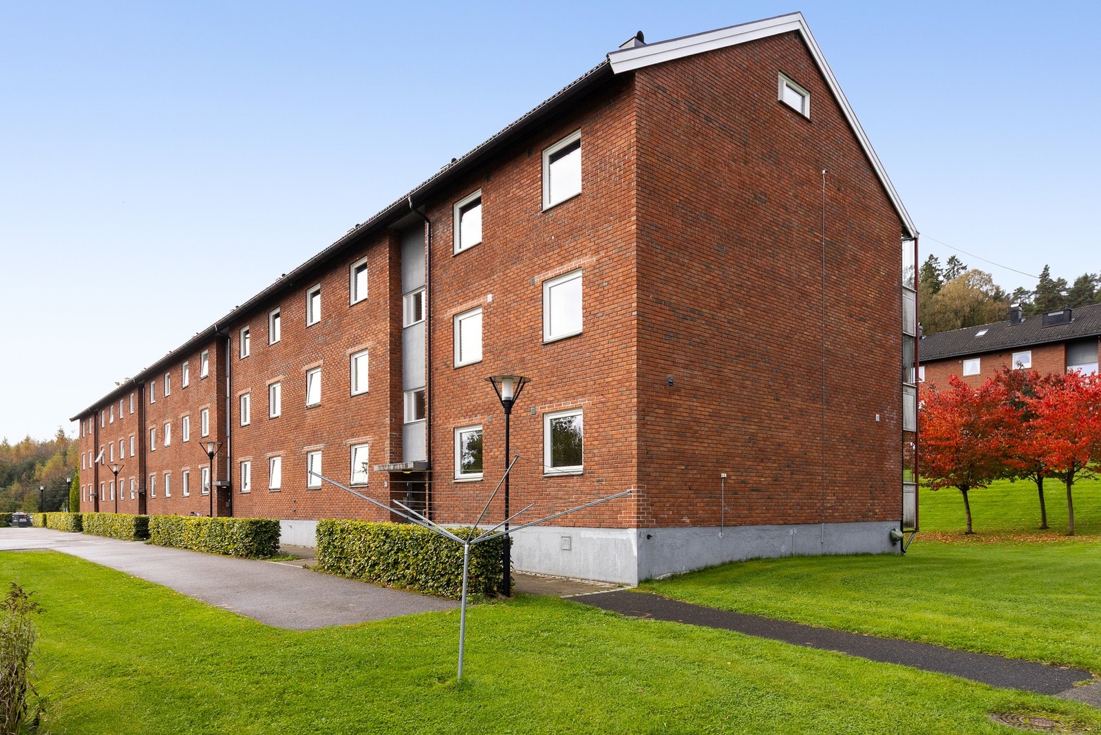 Området har gode transportmuligheter med bussforbindelser i nærheten og enkel tilgang til handelsområdet på Kjørbekk. Galleribilde