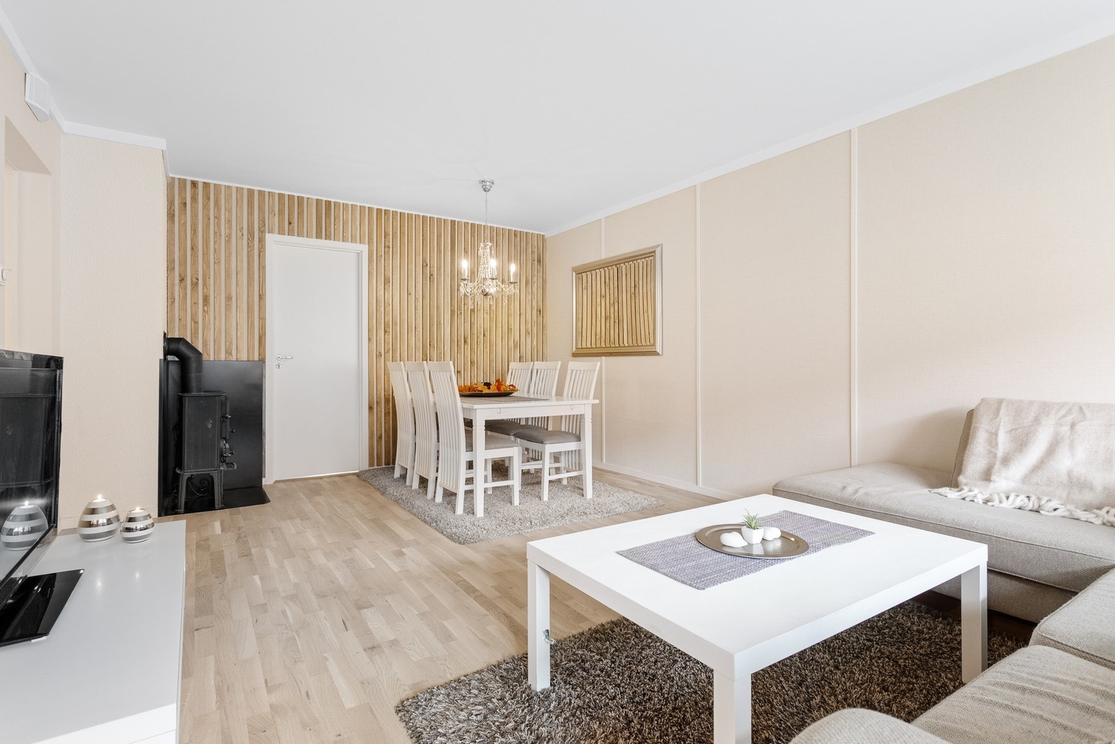 Stuen har en god størrelse som gjør det enkelt å innrede med både sofagruppe og spisestuemøbler. Galleribilde