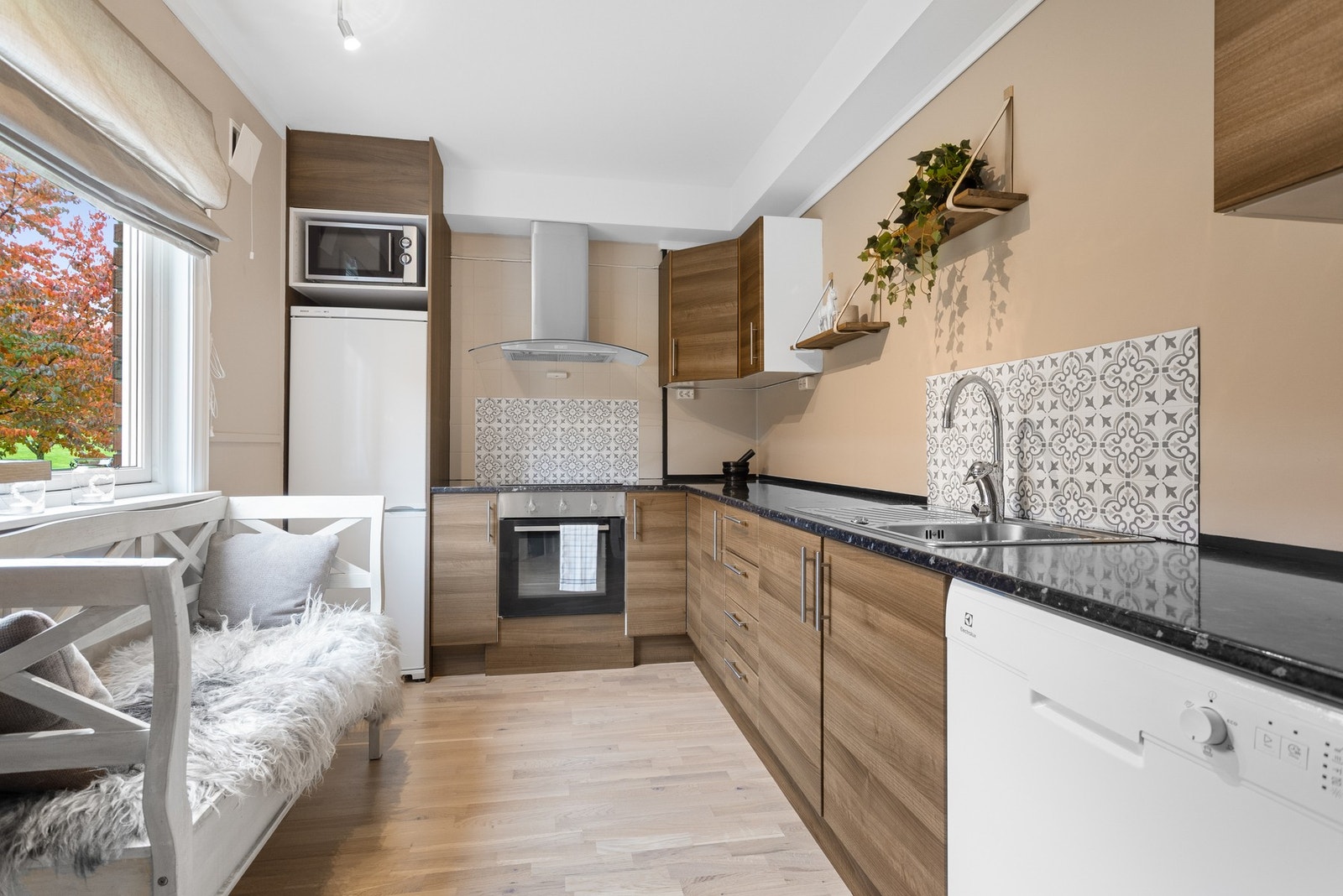 Arbeidsflaten er effektiv og suppleres av integrerte hvitevarer som stekeovn og platetopp, samt plass til frittstående kjøleskap, oppvaskmaskin og mikrobølgeovn. Galleribilde