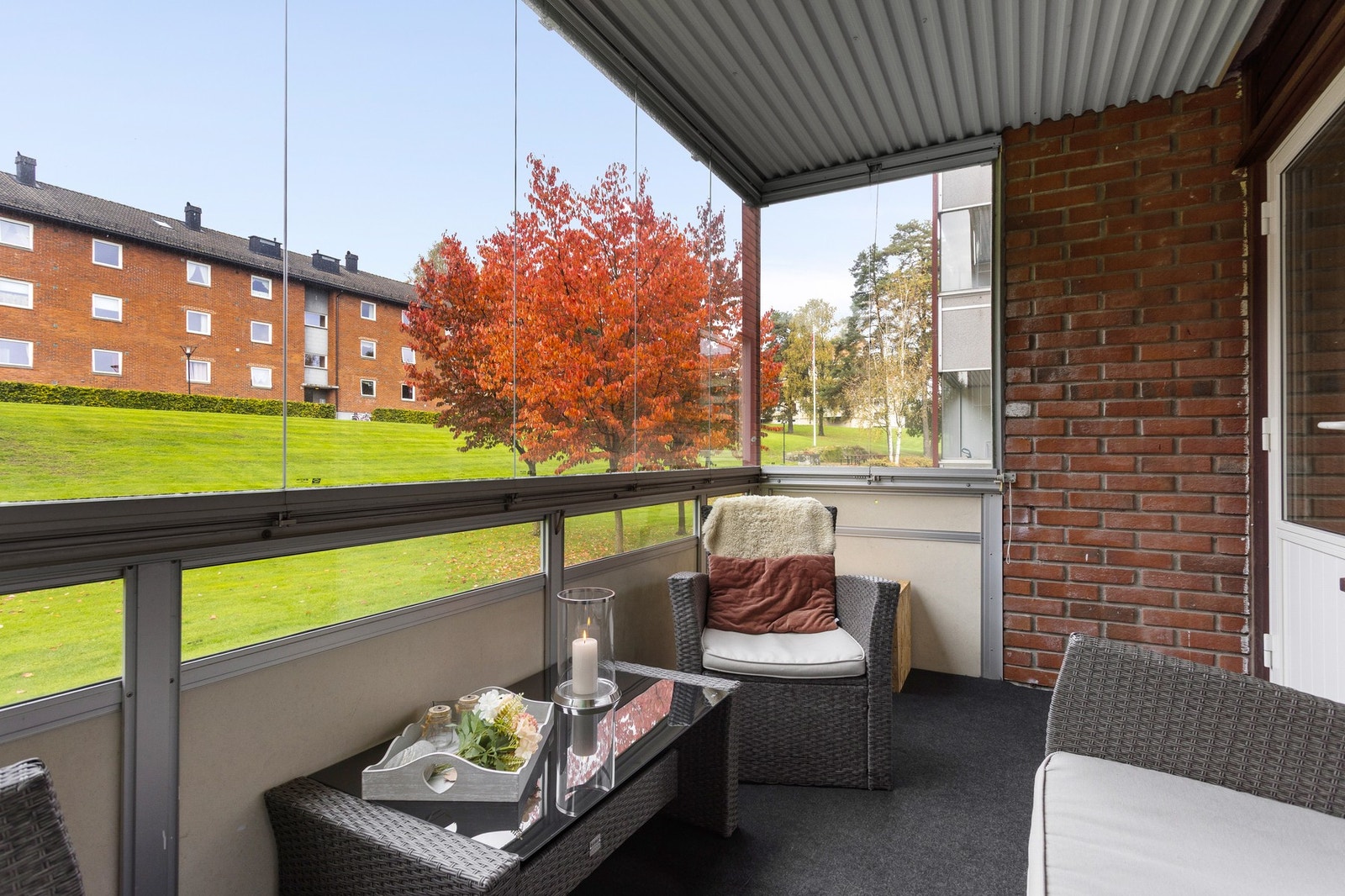 Leiligheten har en romslig innglasset balkong på ca. 8 m². Balkongen byr på gode solforhold og et hyggelig utsyn over borettslagets felles grøntarealer. Galleribilde