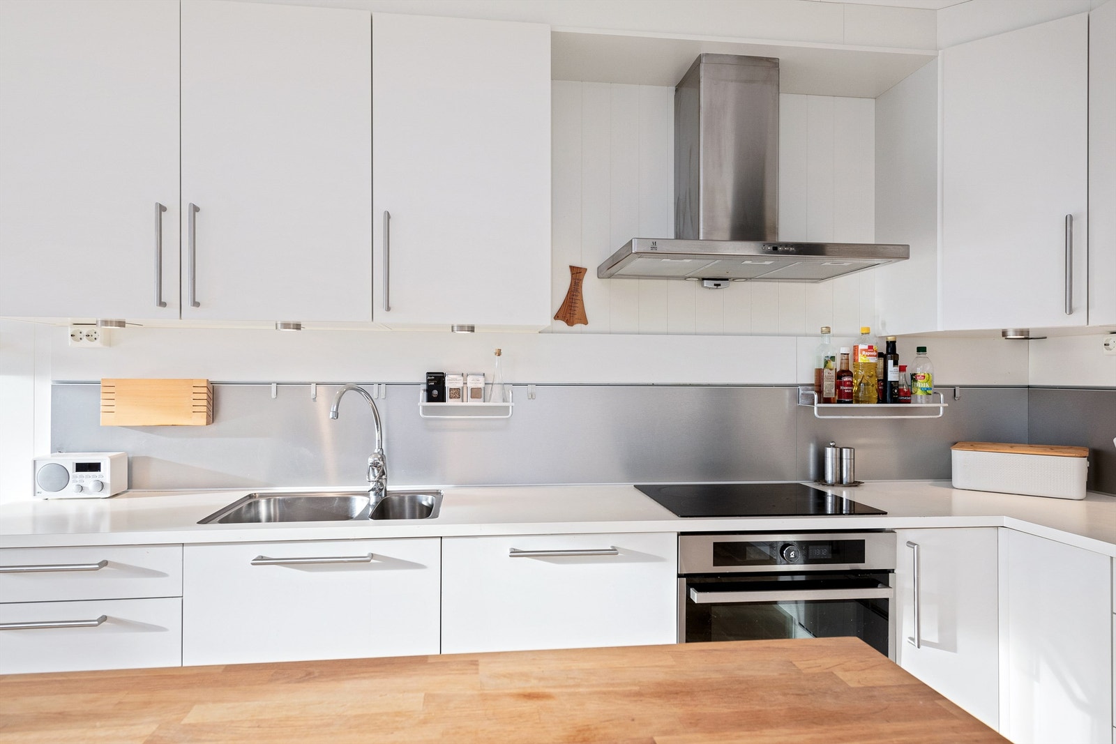 Moderne kjøkken med god benkeplass og kjøkkenøy Galleribilde