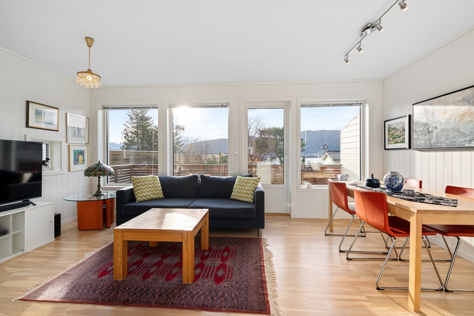 Fra stuen er det utgang til veranda Galleribilde