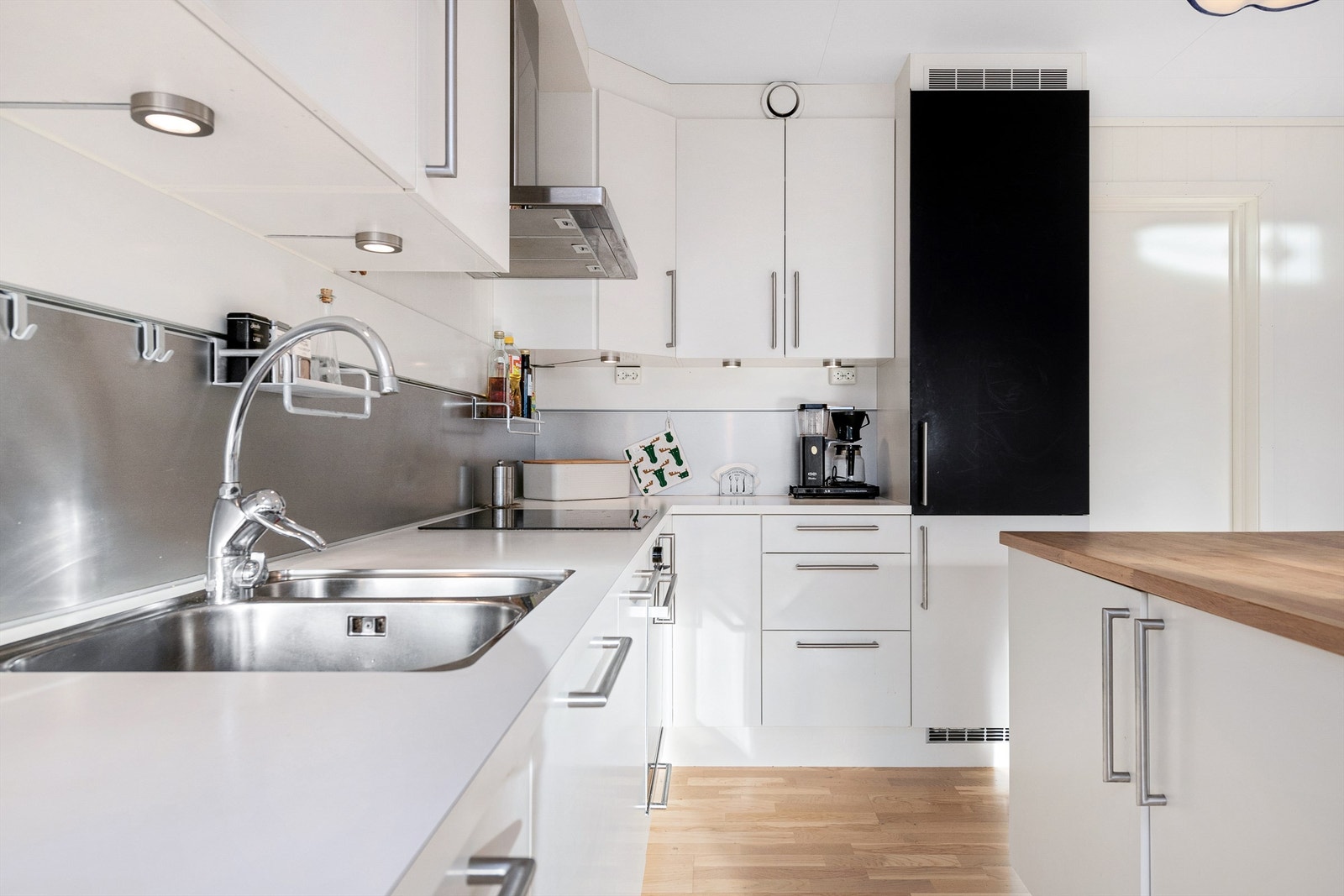 Lys kjøkkeninnredning med rikelig skapplass Galleribilde